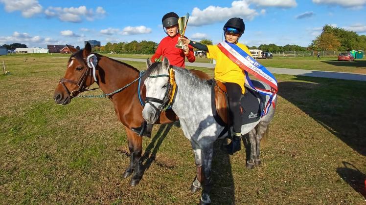 Die Bookhorner Tammo und Lea Hoffmann freuen sich über ihre Erfolge bei der EM 2022 der Mounted Games in Rendsburg. Sie wurden mit ihren Ponys Funny und Bine Erste und Zweiter.
9. Oktober 2022