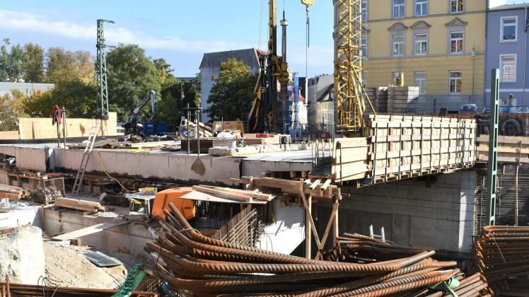 Der Überbau der Wallstraßenbrücke ist gegossen, jetzt werden die Kappen und Anschlüsse zur Straße zum Betonieren vorbereitet.