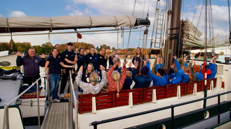 Eine große Gemeinschaft: Segelkids, Crew und Rotaract-Mitglieder an Bord des Traditionsseglers „Elegant“ beim Zwischenstopp im Eckernförder Hafen.