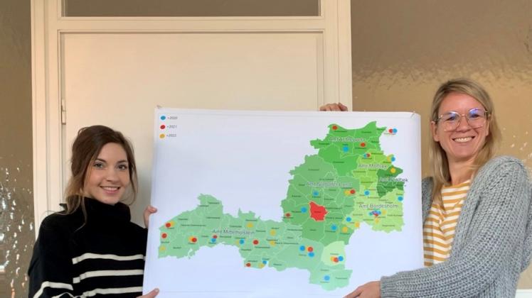 Sophia Matthiesen und Birte Carstens-Hennings (rechts) stehen jederzeit für Fragen zur Verfügung. Karte
mit Verortung der 53 bereits geförderten Projekte aus den Jahren 2020,2021 und 2022.