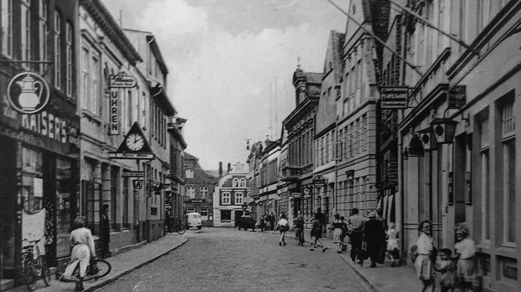 Ein Blick in die Mühlenstraße in Bad Oldesloe im Jahr 1954