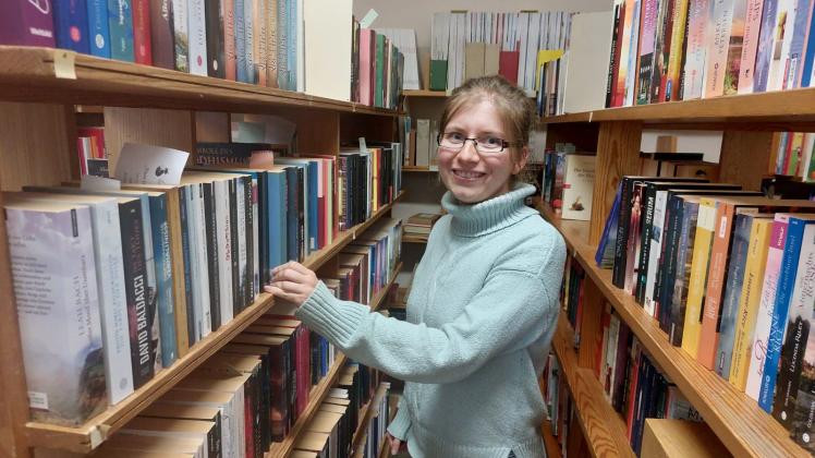 Anja Jäckel, stellvertretende Leiterin der Stadtbücherei Uetersen, steht im Lager (Archiv) der Stadtbücherei Uetersen. Von diesem Raum muss sich die Bücherei trennen, er wird für die Kita benötigt, die nebenan einziehen soll.