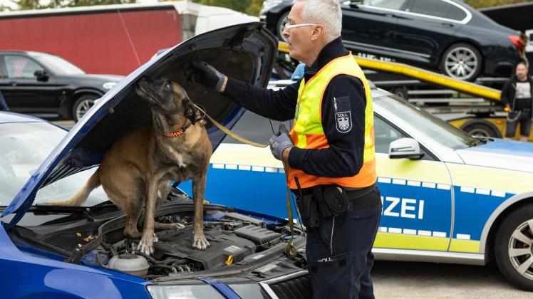 Grosskontrolle der Polizei auf dem LKW Parkplatz Rottkamp an der A30 - 13.10.2022