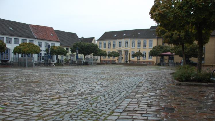 In vielen Städten ist der Rathausplatz einer der zentralen Aufenthaltsorte. In Schleswig wird der alte Marktplatz dagegen eher wenig besucht. Das Potenzial ist dabei groß. 
