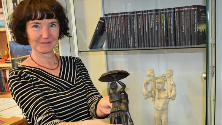 Blick in die Ausstellung im Kultur-Informations-Zentrum: Meike Hollmann vom Kulturbüro zeigt ein Bronze-Modell von Stefan Horotas Schirmkinder vom Pfaffenteich-Südufer. 