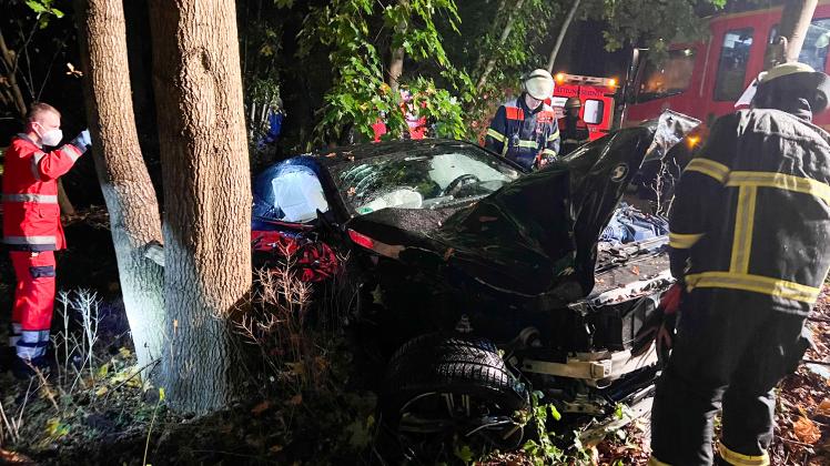 BMW M8 kracht gegen Bäume – Beifahrerin schwer verletzt