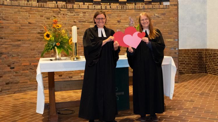 Die Pastorinnen Mirjam Kull (links) und Maike Windhorn-Stolte geben Paaren am 22. Oktober ihren Segen.