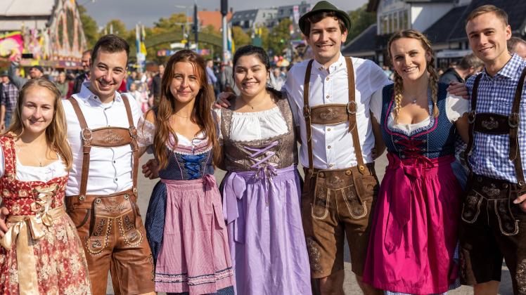 Letzter Tag Oktoberfest 2022 München, Deutschland - 3. Oktober 2022: Besucher aus Polen besuchen am letzten Tag das Okt