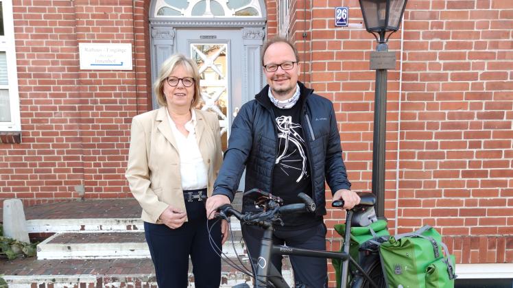 Bürgermeisterin Gabriele Hettwer und Städteverband-Mitglied Marc Ziertmann vor dem Rathaus in Bargteheide.