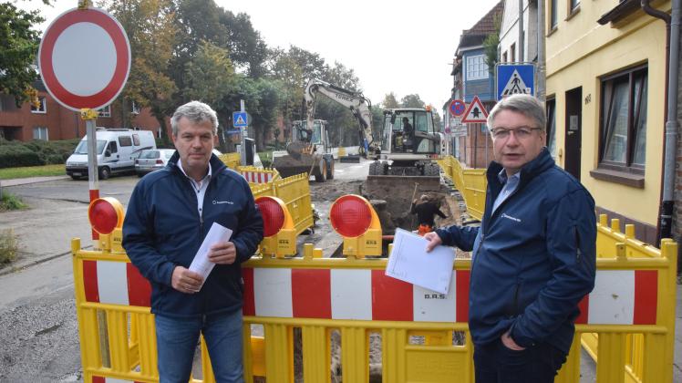 Die Bereichsleiter der Stadtwerke, Volker Carstensen (l.) und Claus Kuhr, erläuterten das weitere Vorgehen bei der Erneuerung der Versorgungsleitungen im Jungfernstieg.