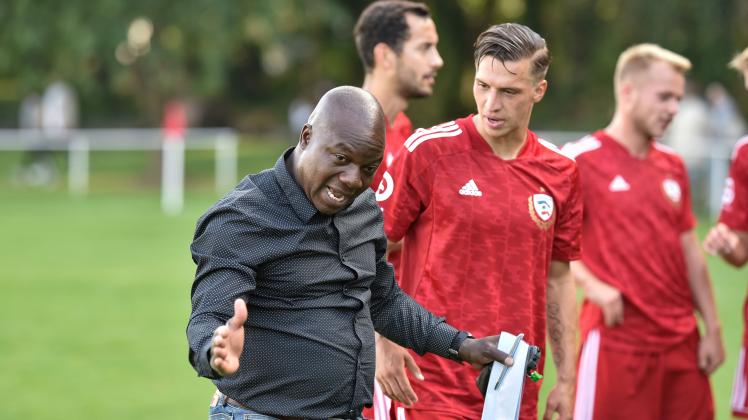 Dinalo Adigo (links) spielte einst für den Benin beim Afrika-Cup. Seit November 2021 arbeitet der 50-Jährige als Trainer beim Fußball-Oberligisten Rostocker FC.