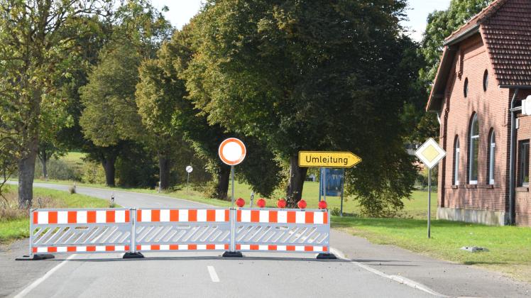 Wegen Reparaturarbeiten der L265 bis zur Abfahrt Ahlefeld/Bistensee wurde die Straße ab Ascheffel gesperrt. Die Reparaturarbeiten auf der L 265 Höhe zwischen Hütten und Osterby werden verschoben. Auch dort wird die Landesstraße für die Arbeiten voll gesperrt. 