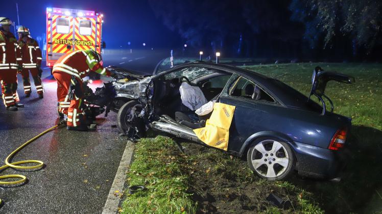 Unfall bei Breitenburg: Die Frau war nach dem Unfall in ihrem Opel eingesperrt. Die Feuerwehr befreite die 50-Jährige und übergab sie an den Rettungsdienst.