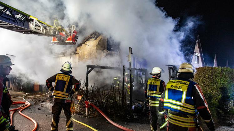 Feuer in Norderstedt: Im Vordergrund ist der ausgebrannte Carport zu sehen. Die Flammen hatten zudem auf die Doppelhaushälfte im Hintergrund übergegriffen.