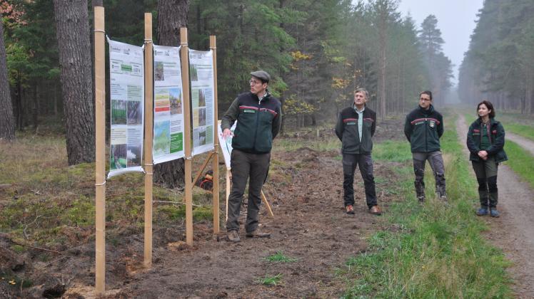 Die Maßnahmen zur Waldbrandvorbeugung aus dem Projekt „Thor“ erklärte Forstamtsmitarbeiter Robert Radtke (l.).