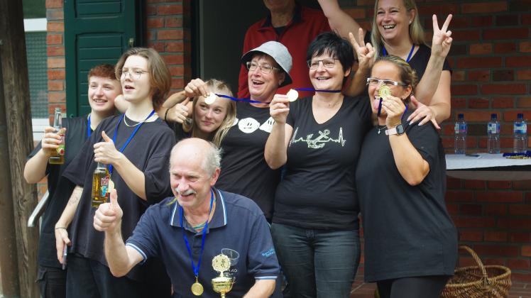 Die strahlenden Sieger: Die Volleyballerinnen holten sich den 1. Platz beim ersten Boßelturnier der Gemeinde Göhlen-Leussow.