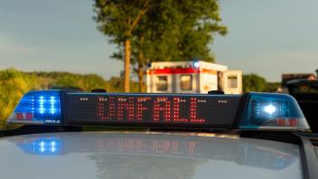 Melle, Deutschland 16. Juni 2022: Ein Einsatzfahrzeug der Polizei, Streifenwagen, steht mit Blaulicht und dem Schriftzug
