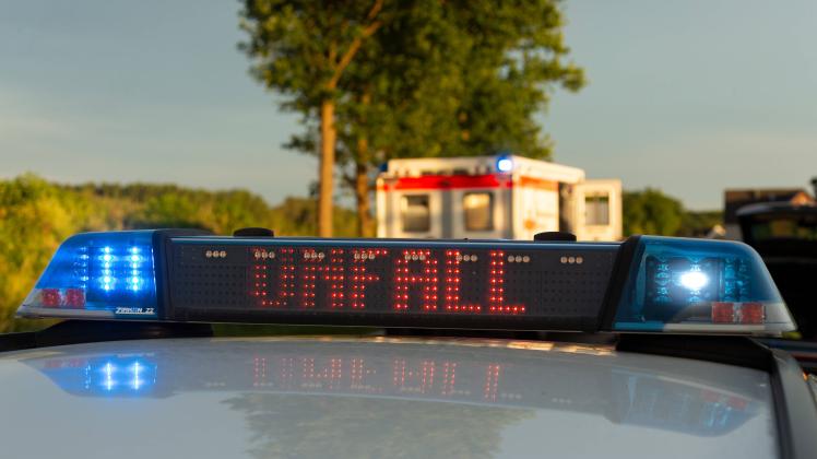 Melle, Deutschland 16. Juni 2022: Ein Einsatzfahrzeug der Polizei, Streifenwagen, steht mit Blaulicht und dem Schriftzug