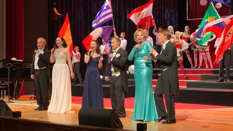 Genauso beeindruckend wie stimmgewaltig begeisterte Heiko Reissig (l.) und seine Gäste das Publikum bei der Gala „Wittenberger Heimatmelodie“.  