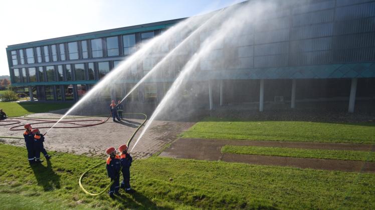 Übung Jugendfeuerwehren
Jugend-Feuerwehrleute aus Seth-Ekholt beim Löschangriff
Ellerhoop, Gartenbauzentrum, 15.10.2022