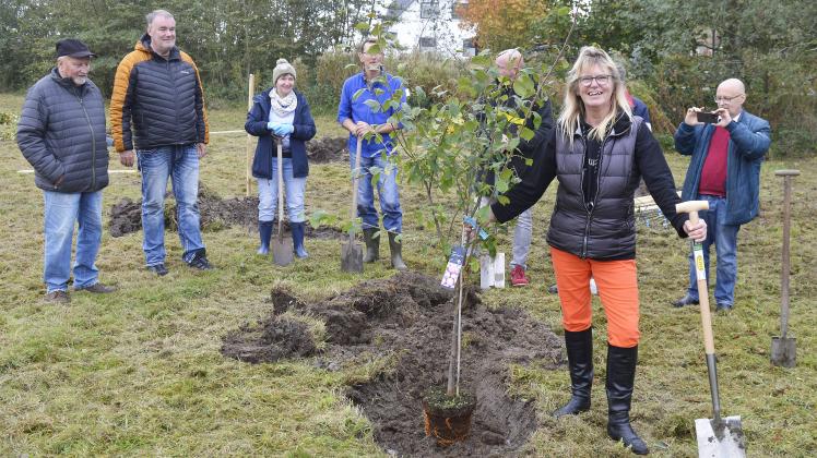 Angelika Böhm, 2. Vorsitzende der Morsumer Kulturfreunde, pflanzte den ersten Baum. 