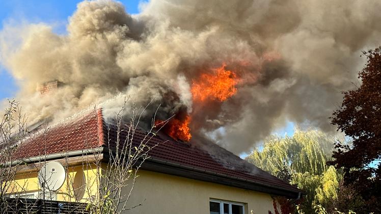 author Dachstuhl eine Wohnung geht in Flammen auf