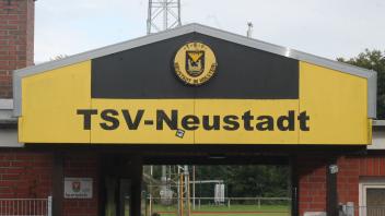 Der Schriftzug verkündet, dass der Fußballplatz am Gogenkrog die Heimat der Fußballer des TSV Neustadt ist.
