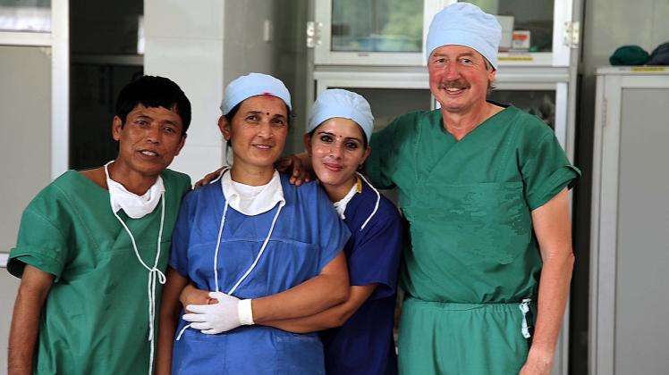 Dr. Rüdiger Wenzel, der ehemaliger Chefarzt der Asklepios Klinik Parchim, bei einem Einsatz in Nepal.