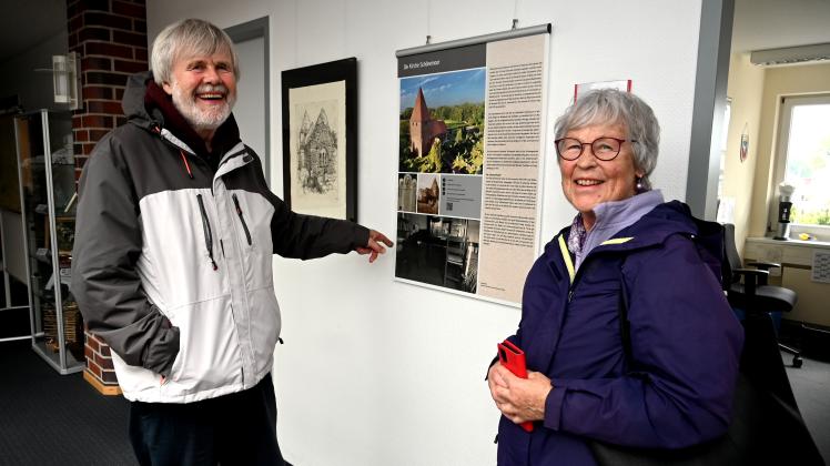 Pieter und Inge Kunstreich vor dem Plakat mit Sibo Kunstreich. Das Paar heiratete 1969 in Schönemoor. Doch bei der Trauung ließ der „Ganovenpastor“ lieber einem Kollegen den Vortritt.