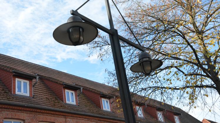 Eine Idee, um Strom zu sparen: Kann man eine der beiden Leuchten der Straßenlampen in der Schlossstraße abschalten?