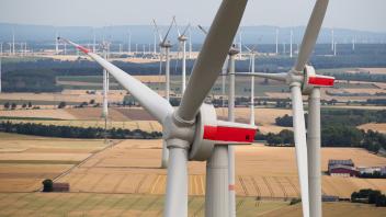 13.07.2022, Nordrhein-Westfalen, Marsberg: Windkraftanlagen stehen im Windpark Meerhof. Foto: Friso Gentsch/dpa +++ dpa-Bildfunk +++