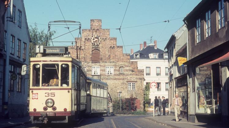 Im Hintergrund das Nordertor: Durch die Norderstraße wie bis 1973 würde die neue Straßenbahn in Flensburg vermutlich nicht wieder fahren.