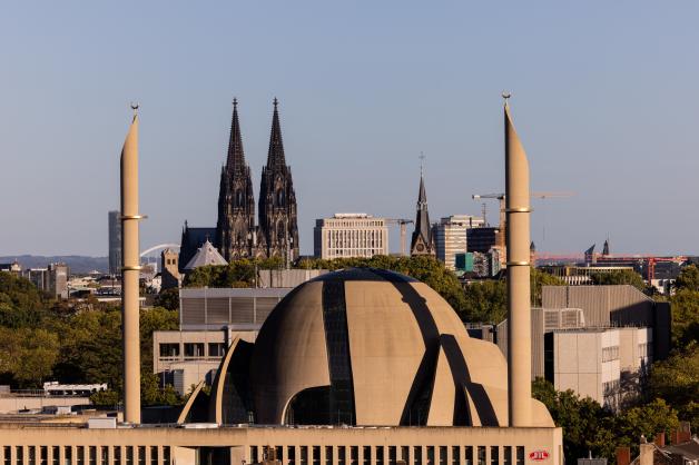 Die Zentralmoschee in der Stadt Köln ist ein beeindruckendes Gebäude.