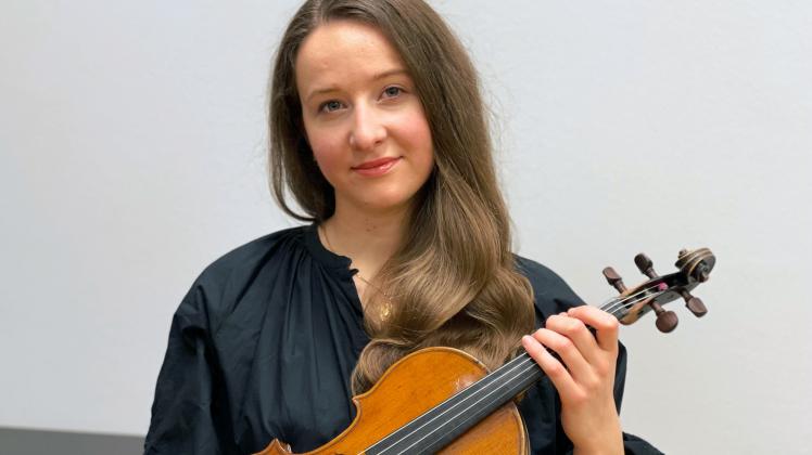 Violine-Studentin Marta Kolomyiets erhält den Preis.