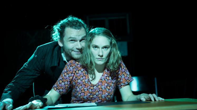 Verhört: Annika Gerber als Sophie Scholl (rechts) und Julian Laybourne als Polizist Robert Mohr (links) im Emma-Theater. 