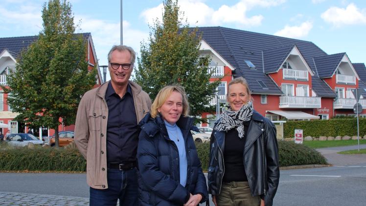 Christian Scheil und seine Frau Dorett (r.) sind die Eigentümer am Diedrichshäger Kreisel. Sie wollten noch ein Gebäude errichten, damit Monika Menne mit ihrem Betreuten Wohnen expandieren kann. 