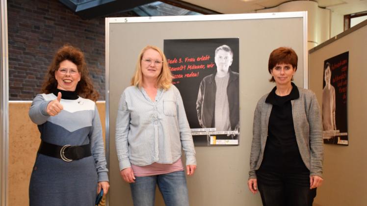 Mo-Corazon Seehawer (von links) und Mareike Lienow vom Frauennotruf sowie Sonja Kessal, Geschäftsführerin der Stadtwerke Neumünster eröffnen die Ausstellung im Neuen Rathaus.