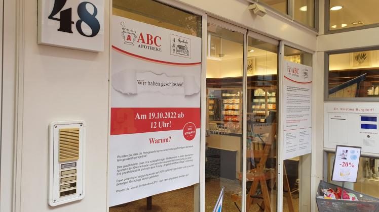 Die ABC-Apotheke im Schleswiger Stadtweg weist ihre Kunden mit einem Hinweisschild auf den anstehenden Streik hin. 