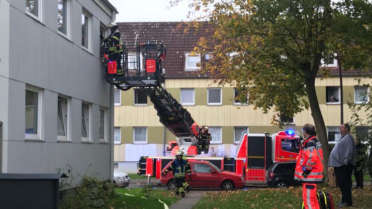 Unter anderem mit Hilfe der Drehleiter verschaffte sich die Feuerwehr durch ein auf Kipp stehendes Fenster Zutritt zur Wohnung. 
