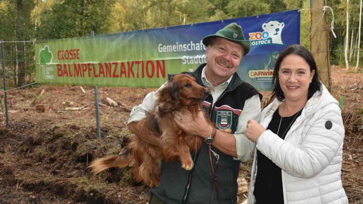 Laden zur 12. Baumpflanzaktion „Bürger für Bäume“ in die Rostocker Heide ein: Forstamtsleiter Jörg Harmuth und sein Dackel Caps sowie Zoodirektorin Antje Angeli.