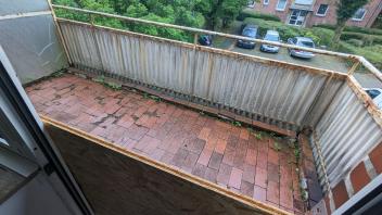 Ein Mieter wollte schon das „Grünflächenamt“ rufen: Die Balkone sind seit Jahren in schlechtem Zustand.