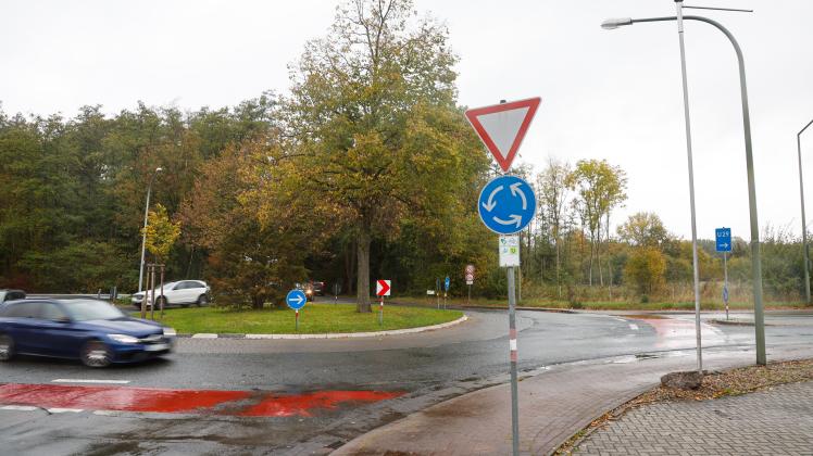 Der Kreisverkehr Rheiner Landstraße/Große Schulstraße könnte sich als zu klein erweisen, wenn der Baumarkt Globus und der P+R-Platz gebaut werden. Deshalb soll er evtl. durch eine Ampel ersetzt werden. 15.10.2022. Foto: Michael Gründel