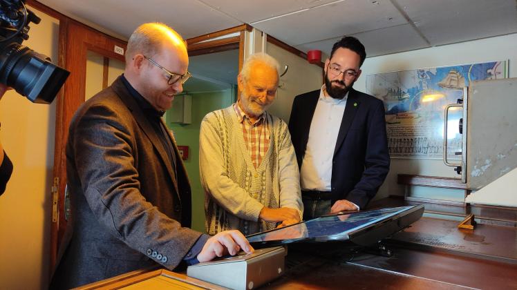 Oliver Fudickar (v.l.), Juergen Oehler und Sebastian Olias sind begeistert von der neuen Attraktion des Schifffahrtsmuseums im Rostocker IGA-Park.