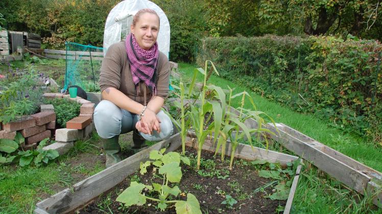 Überzeugte Kleingärtnerin: Stephanie Gast baut in ihrem Garten Obst und Gemüse selbst an und spart damit mehrere hundert Euro im Monat.
