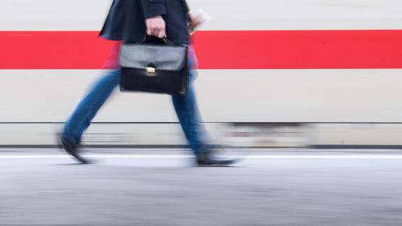 <p>ARCHIV - Wenn die Bahn Verspätung hat oder ausfällt, bedeutet das für Pendler vor allem zweierlei: Stress und Ärger. Foto: Sebastian Gollnow/dpa/dpa-tmn</p> Stress und Ärger