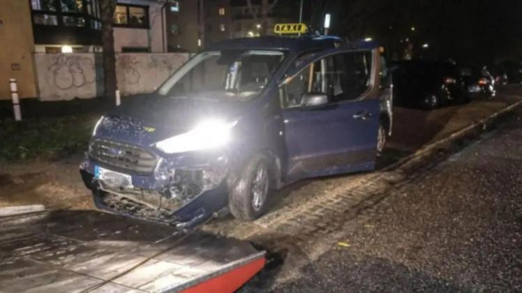 Demoliertes Taxi nach Überfall auf der Exe in Flensburg am 19. Februar 2022.