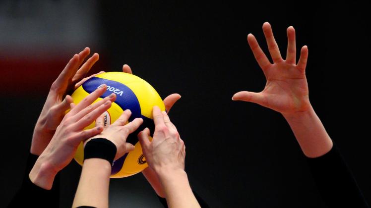 ARCHIV - Volleyballspielerinnen am Ball. Foto: Robert Michael/dpa-Zentralbild/dpa/Symbolbild