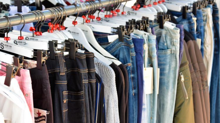 Während überall die Preise steigen, erleben die Sozialen Kaufhäuser und Kleiderkammern im mittleren Emsland mehr Zulauf. Teilweise fehlt es schon an Winterkleidung und -schuhen. 
