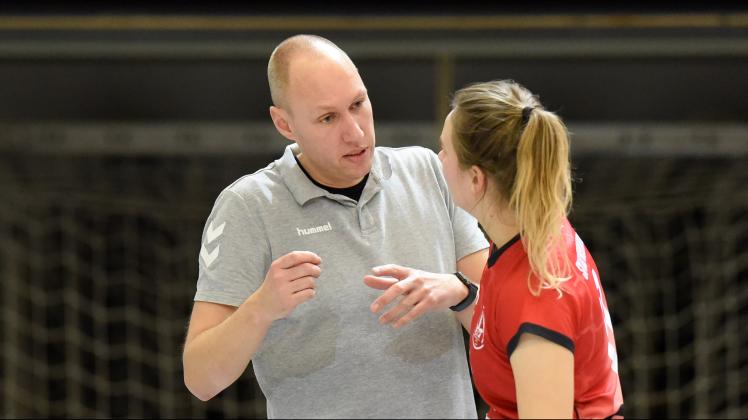 Trainer Rene Standfuß vom SV Warnemünde im Gespräch mit Anne Schölzel, die in Stralendorf zur Spielerin des Tages gewählt wurde.