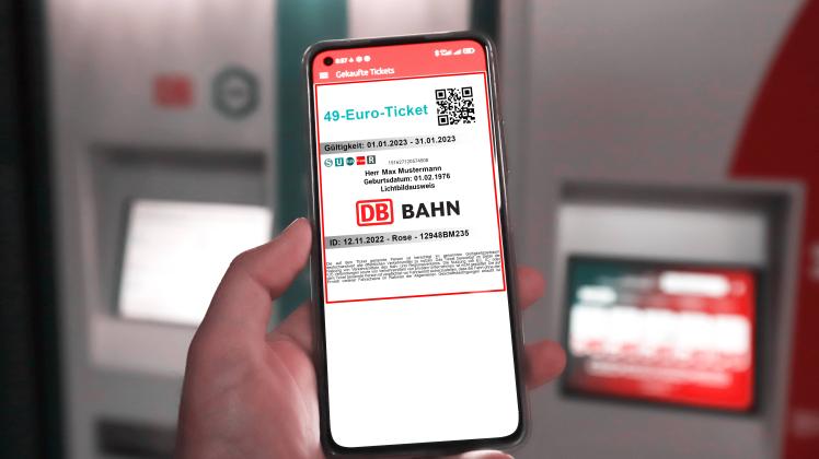 Bundesweites 49-Euro-Ticket soll kommen PHOTOMONTAGE: 49-Euro-Ticket auf einem Smartphone-Bildschirm am 15.10.2022 in Dü